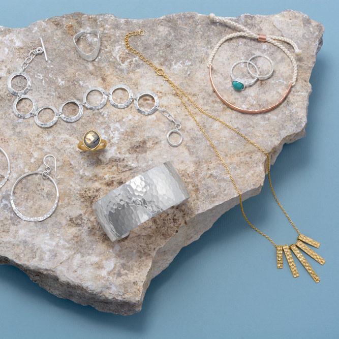 Hammered Open Circle Earrings - Joyeria Lady