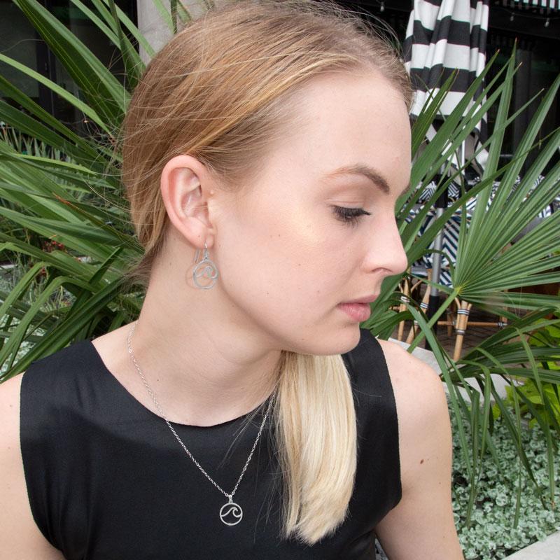 Rhodium Plated Outline Wave Pendant - Joyeria Lady