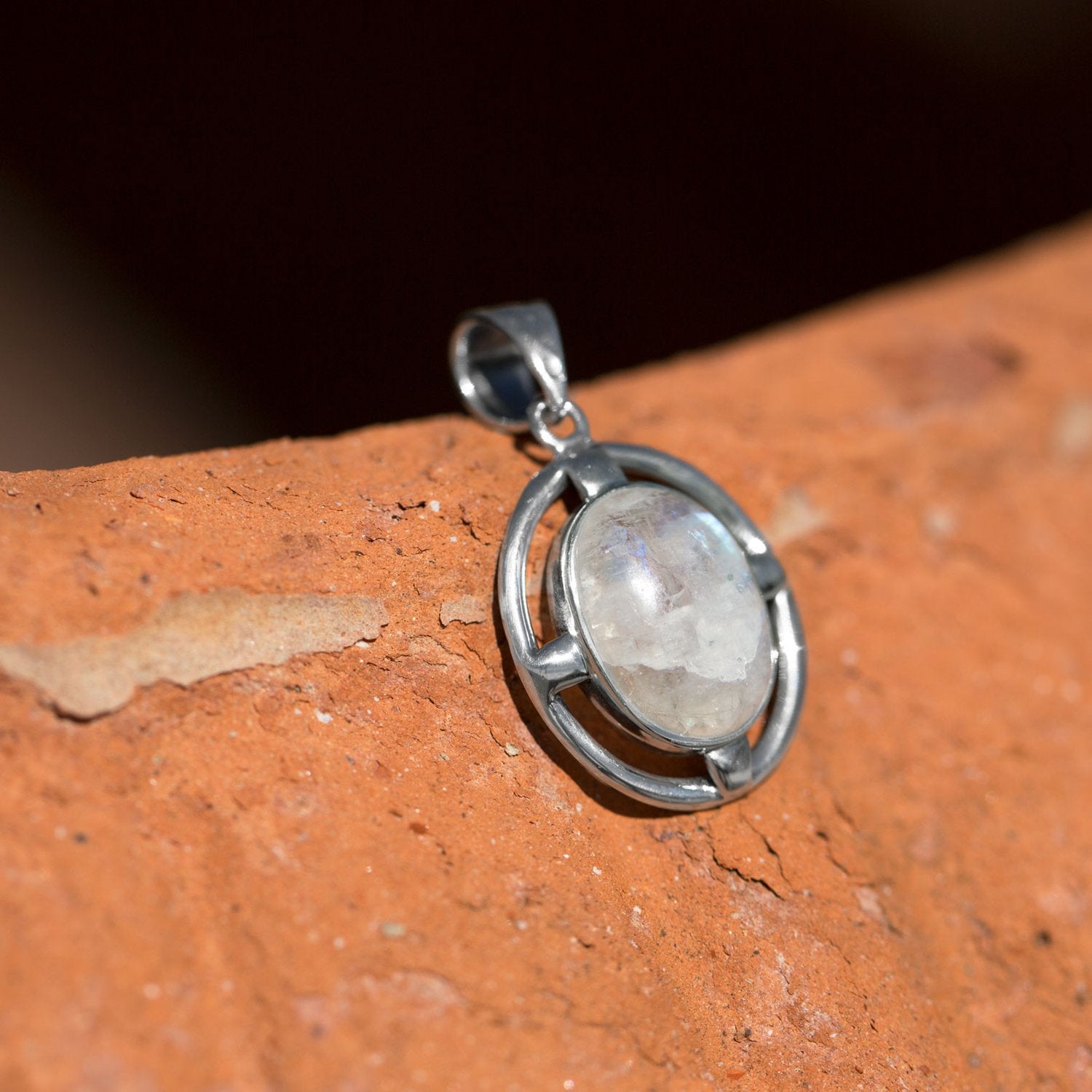 Rainbow Moonstone Pendant - Joyeria Lady